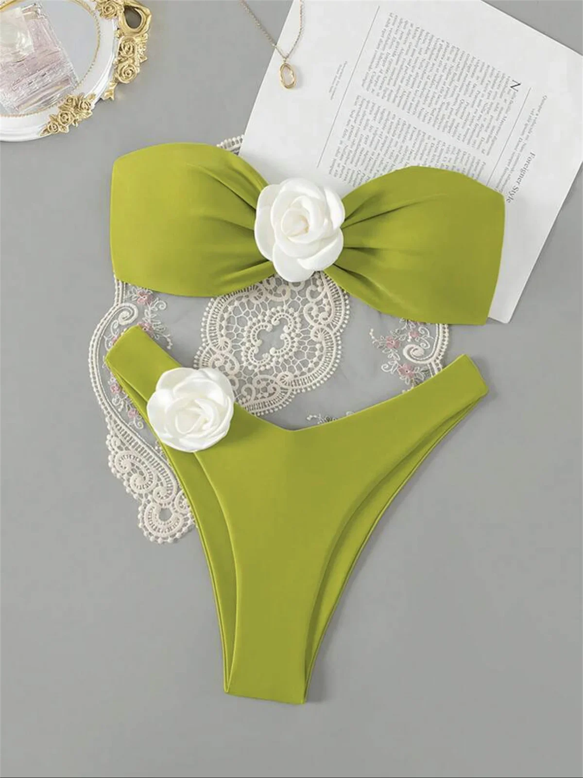 Bikini Bandeau con flores en 3D para mujer, traje de baño Sexy con contraste verde, microbañador con realce, Tanga, ropa de playa 2024