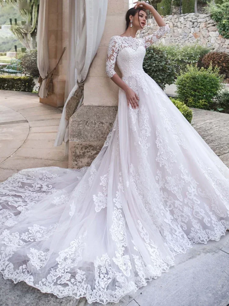 Robe de mariée trapèze chic glamour avec dentelle brodée, robe de Rhen organza, demi-manches, col rond, dos à lacets, mariée