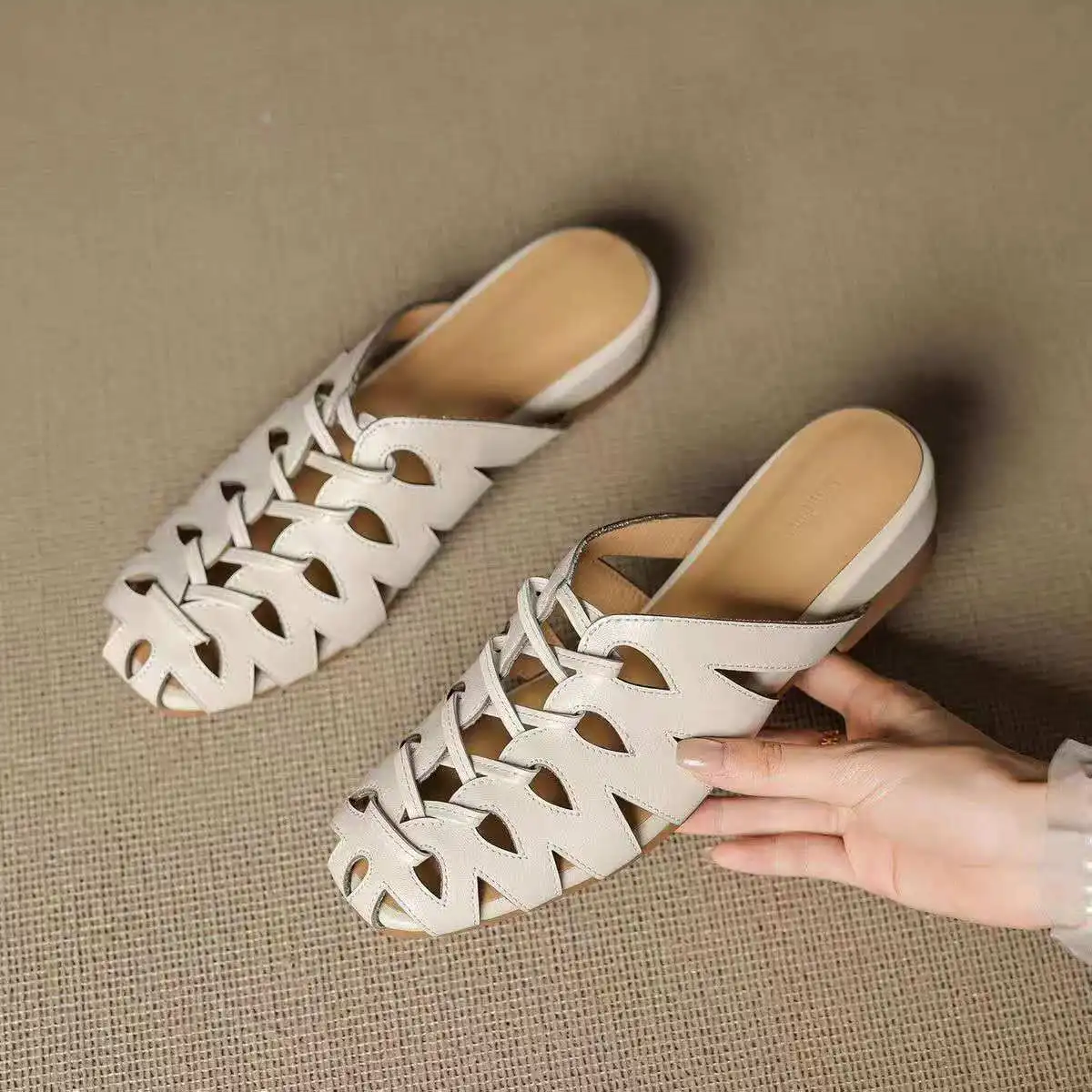 2026 Summer woven lace-up sandals stylish and retro made of soft leather with good grip and durability suitable for casual wear