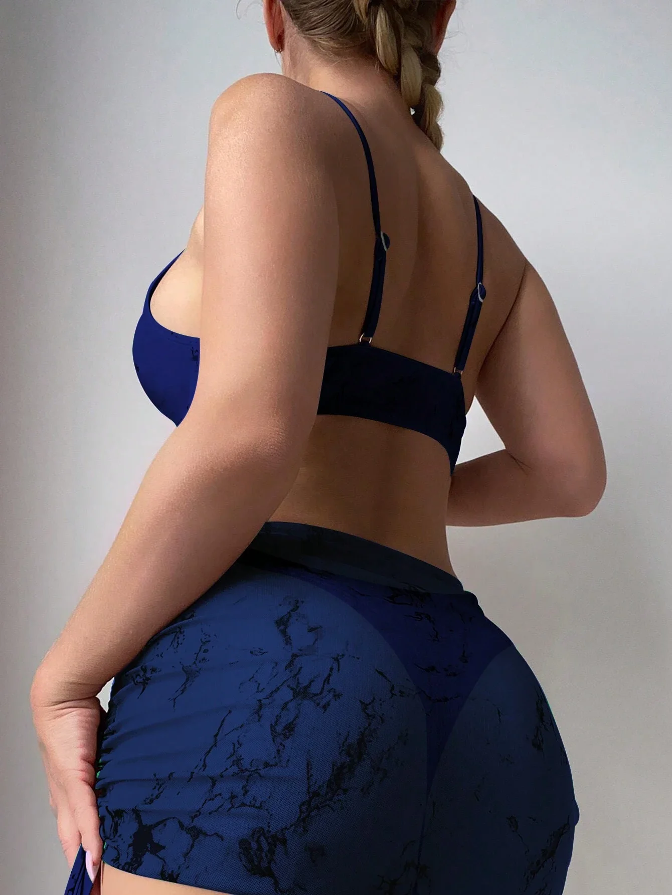 

Комплект из трех предметов: раздельный купальник темно-синего цвета с мраморным узором, регулируемыми бретелями и юбкой с высокой талией