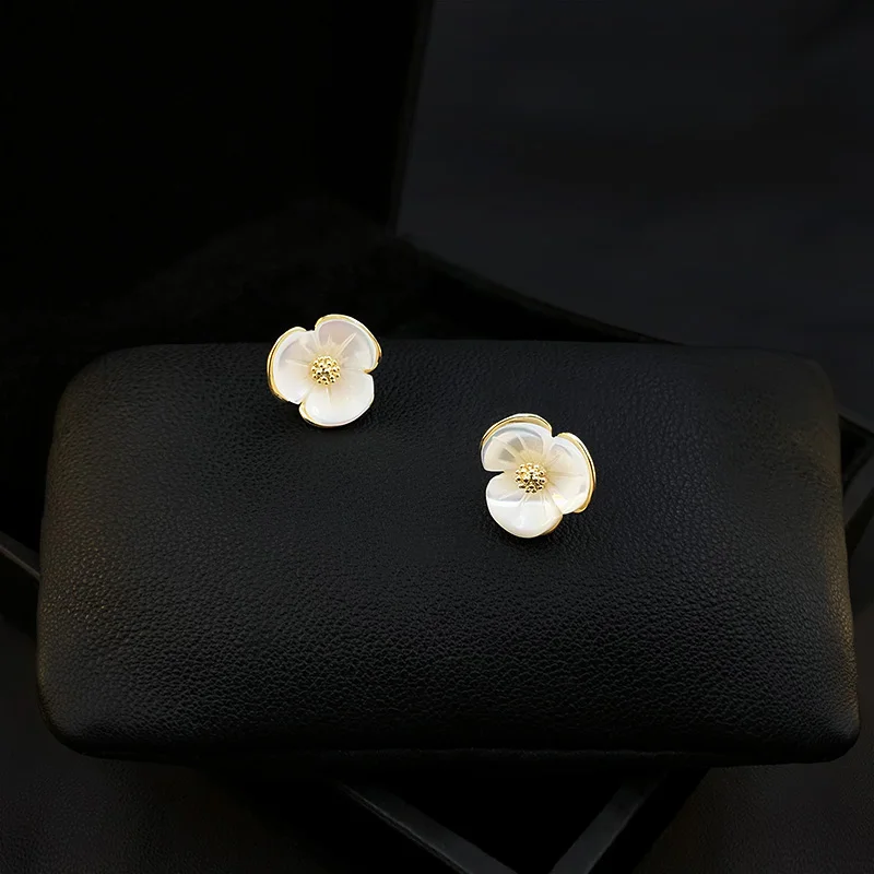 Shell Flower Brooch Small Shirt Anti-Exposure Buckle Cardigan Corsage White Jewelry Collar Pin Clothing Accessories 3708