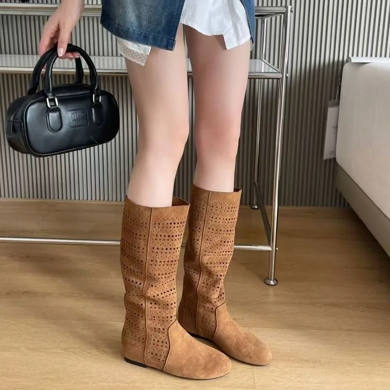 

2025 г., хит продаж, одинарные ботинки на плоской подошве, женские модные замшевые высокие ботинки с квадратным носком и вырезом на мягкой подошве, противоскользящие, износостойкие