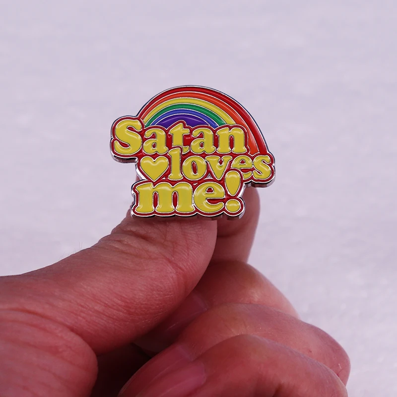 Satan Liebt Mich Regenbogen Emaille Pin Abzeichen Werden eine gute lucifer follower Perfekte geschenk idee für atheisten und occultist menschen