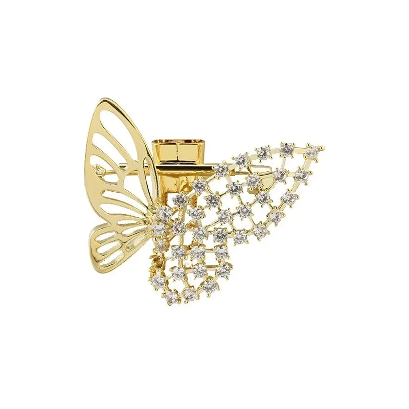 هذا بروش الفراشة الكريستالي المصنوع من تصميم Sky Garden هو بروش نسائي راقي مع إحساس بالتصميم