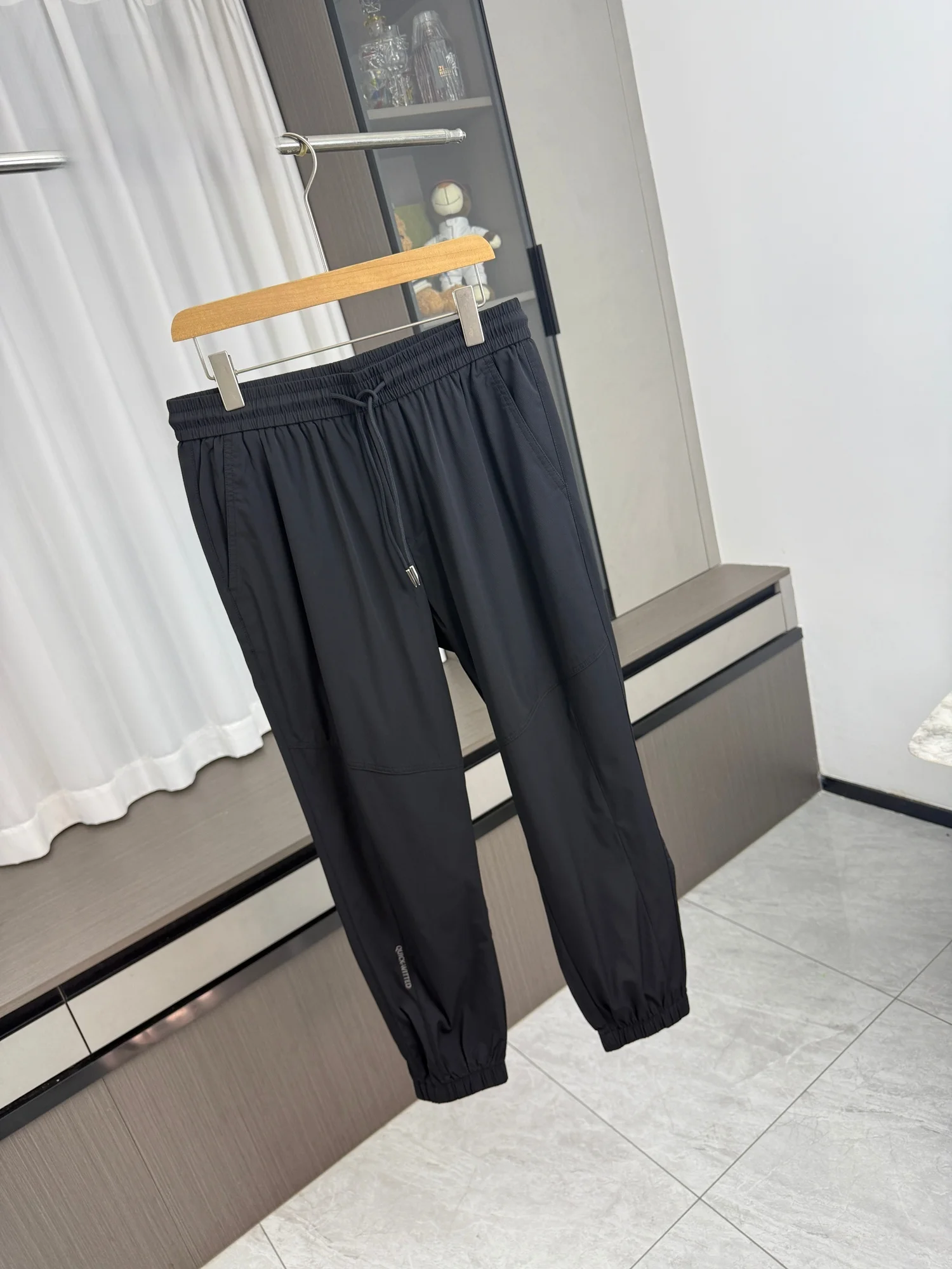 

Мужские весенние повседневные брюки свободного кроя с эластичным поясом, однотонные, дышащие, с манжетами, прямые штанины, для отдыха