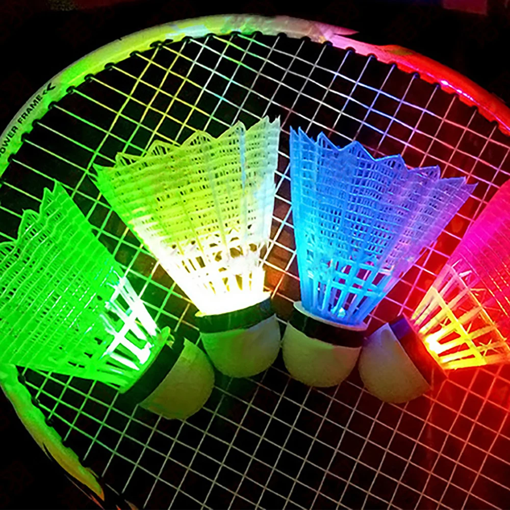 Bola Badminton LED, kok bulutangkis bercahaya bahan plastik 4 buah lampu luar ruangan