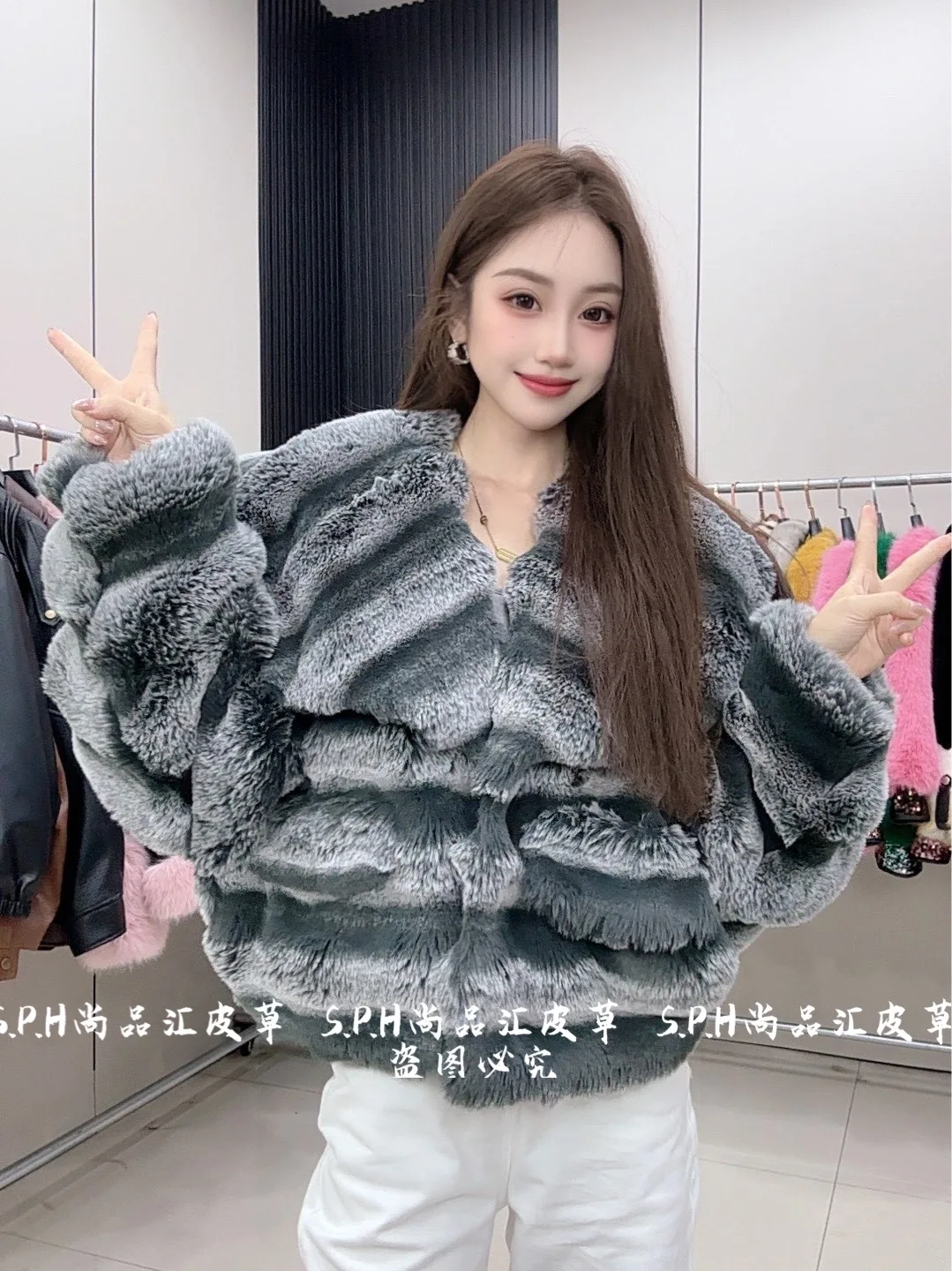 เสื้อโค้ทขนเทียมโทโทโร่สีชมพูสำหรับผู้หญิง ปี 2025 รุ่นใหม่ สไตล์สั้น แจ็คเก็ตแฟชั่นวัยรุ่น เสื้อโค้ทขนเทียมสำหรับฤดูหนาวสำหรับผู้หญิง