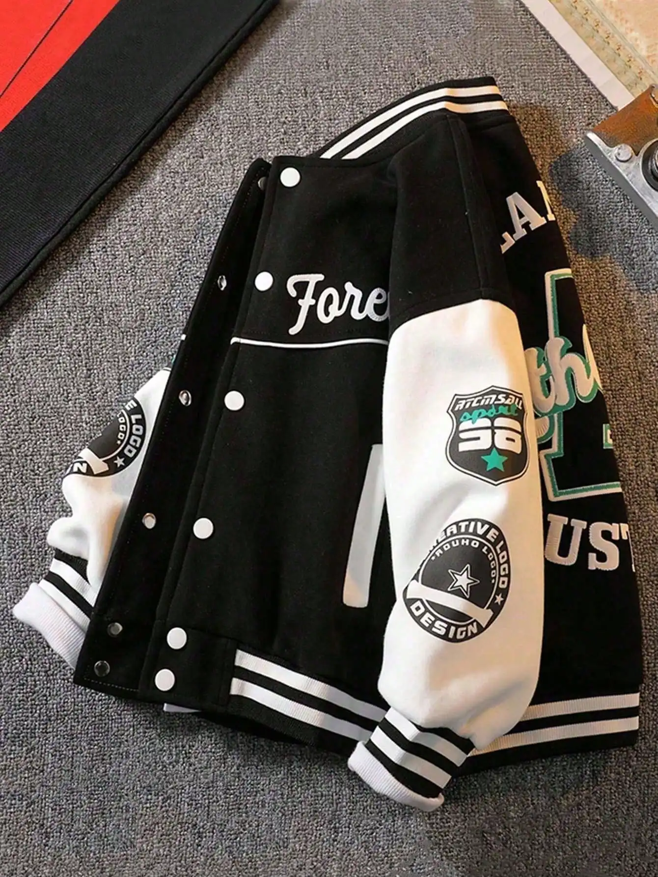 

Бейсбольная куртка с принтом для мальчиков весенне-осеннего сезона.