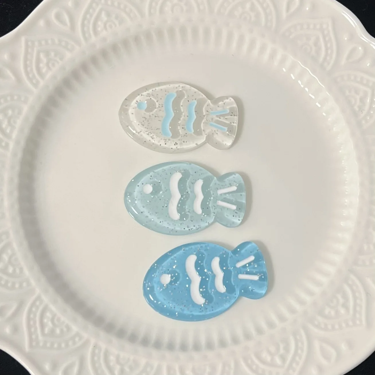 Mininstants-Cabochons en acrylique à dos plat pour la fabrication de bijoux, série de poissons colorés de dessin animé, matériaux d'artisanat de bricolage, breloques, 2 pièces