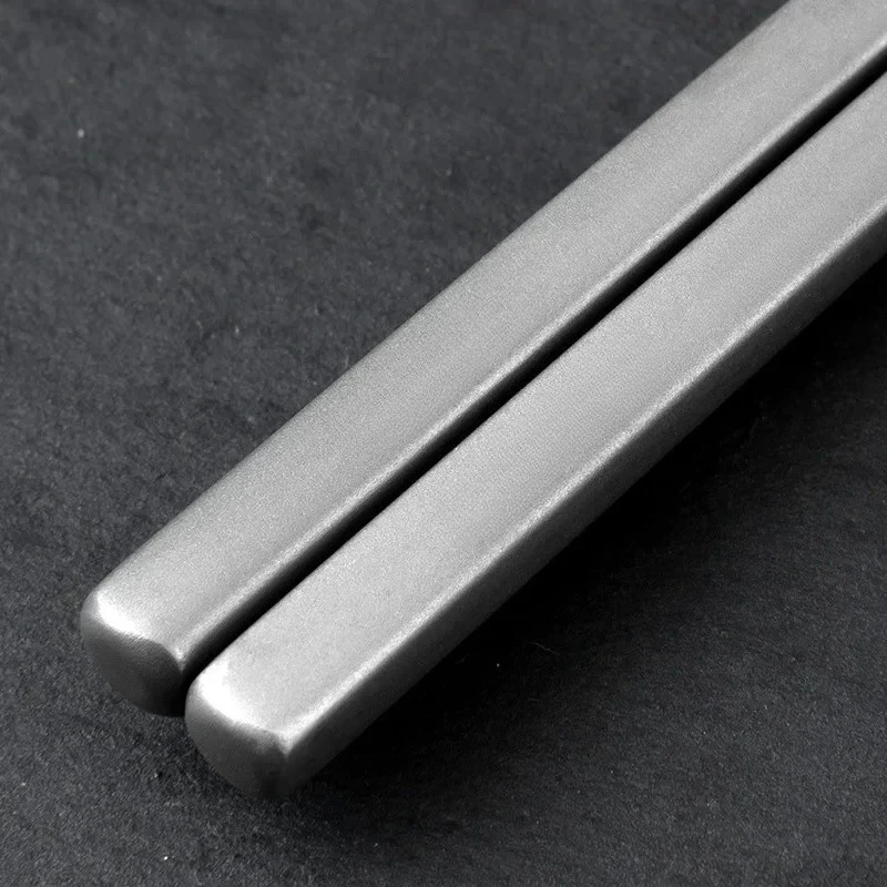 1 Pair Titanium Chopsticks 99.6% Pure Titanium Chopsticks 23.5cm Lightweight Durable Chopsticks Home Tableware