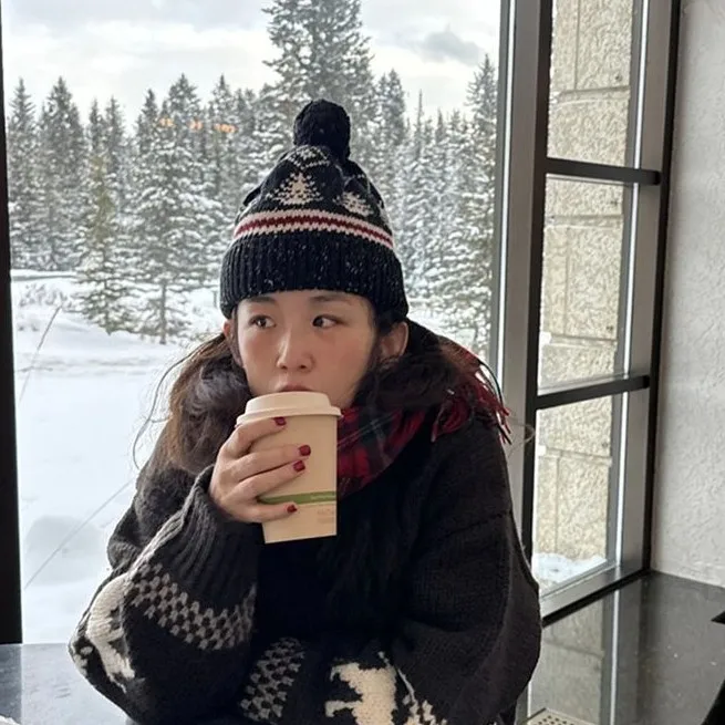 

Новая вязаная шерстяная шапка для женщин на зиму 2026 года, в стиле ретро, простая, теплая, с защитой для ушей