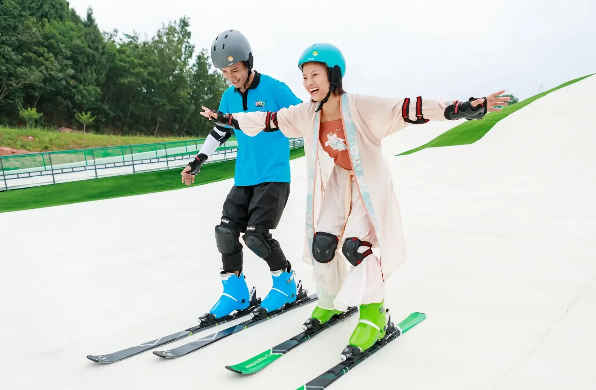 Factory 2025 Hot Sale Blue White Mushroom Dry Ski Mat Carpet Outdoor Park Garden Artificial Dry Snow Ski Slopes Runway