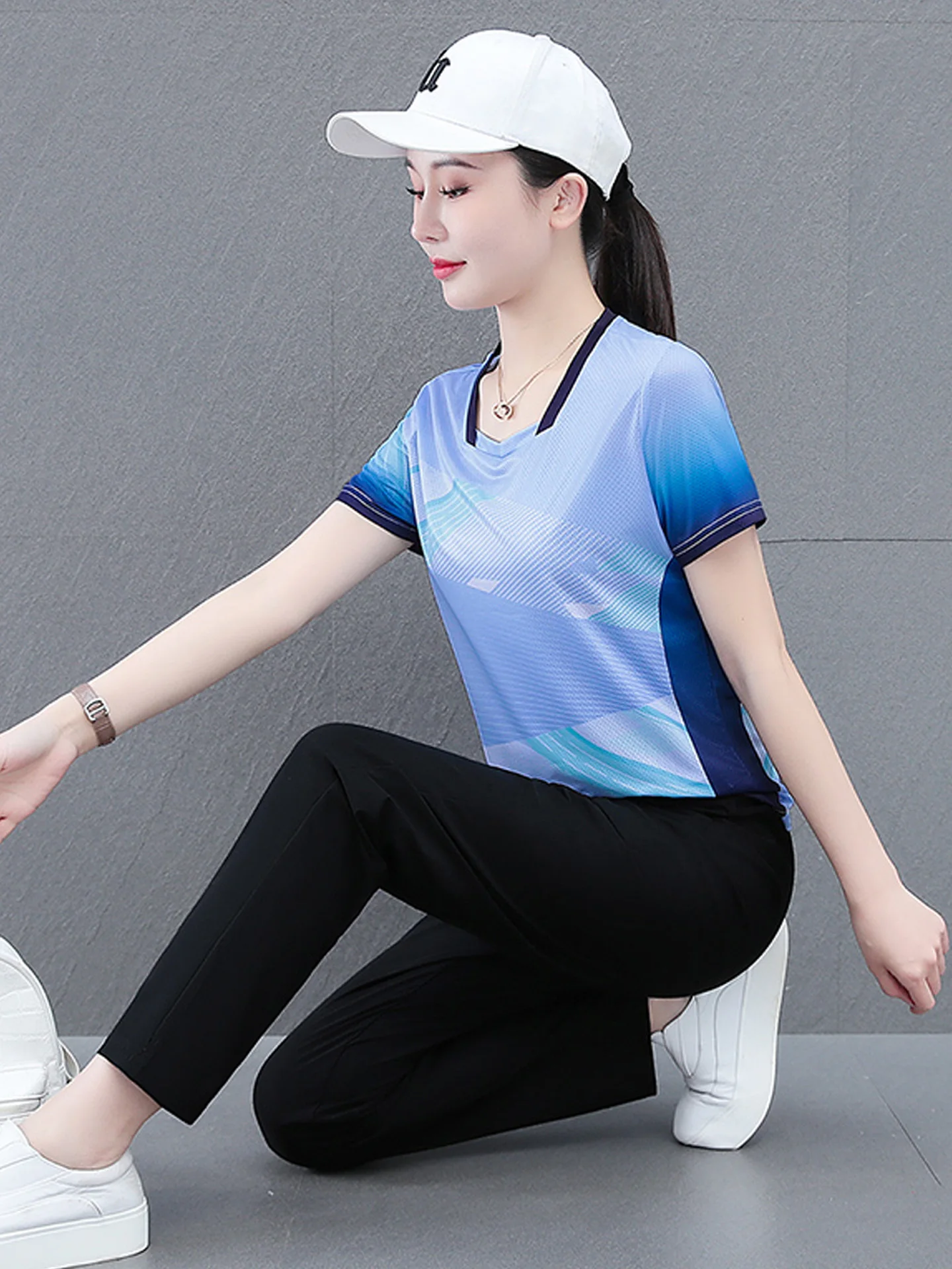 クイドライフィットスポーツスカートツーピースセット女性用サマールーズフィットラウンドネックスポーツウェアカジュアルアウトフィット