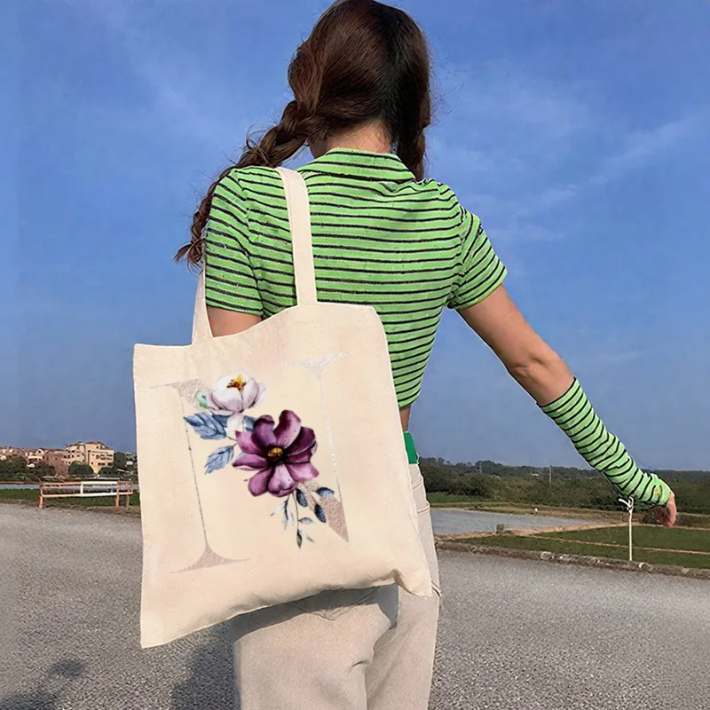 

1 шт. персонализированная холщовая сумка-тоут с цветочным принтом и инициалами, многоразовая повседневная сумка через плечо для покупок, органайзер