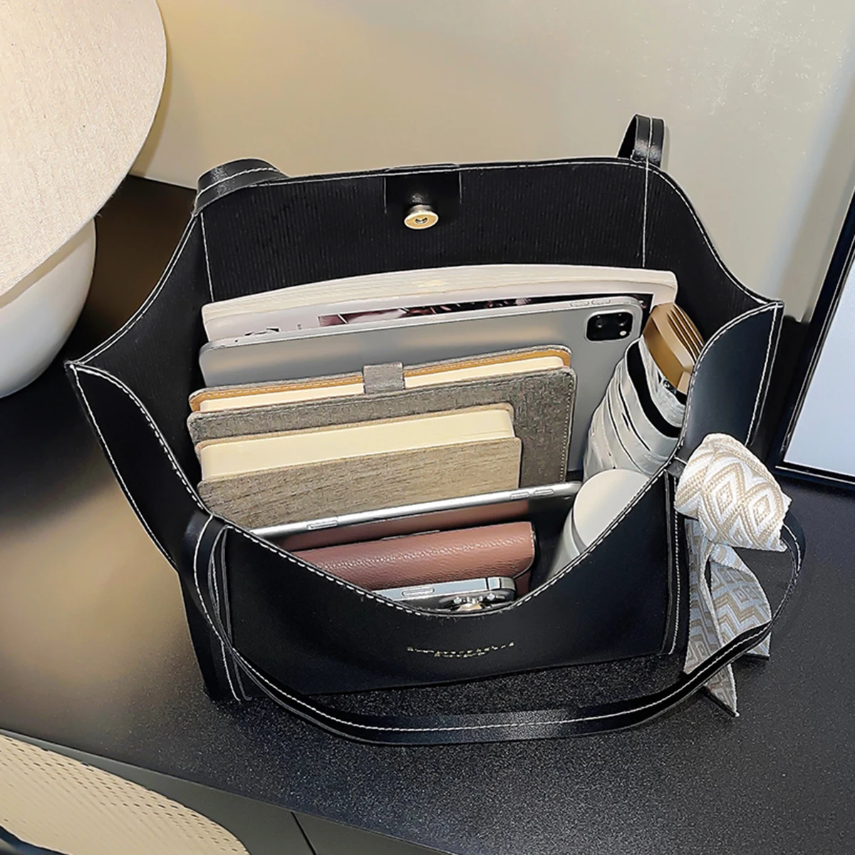 حقيبة يد نسائية عصرية ورائعة ذات سعة كبيرة مع خياطة على الطراز المصمم وحقيبة يد بكتف واحد