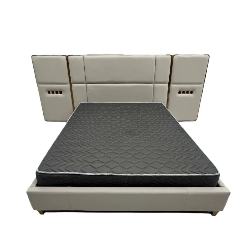 

Спальня с роскошной современной минималистичной двуспальной кроватью из мягкой кожи, выполненной в стиле арт.