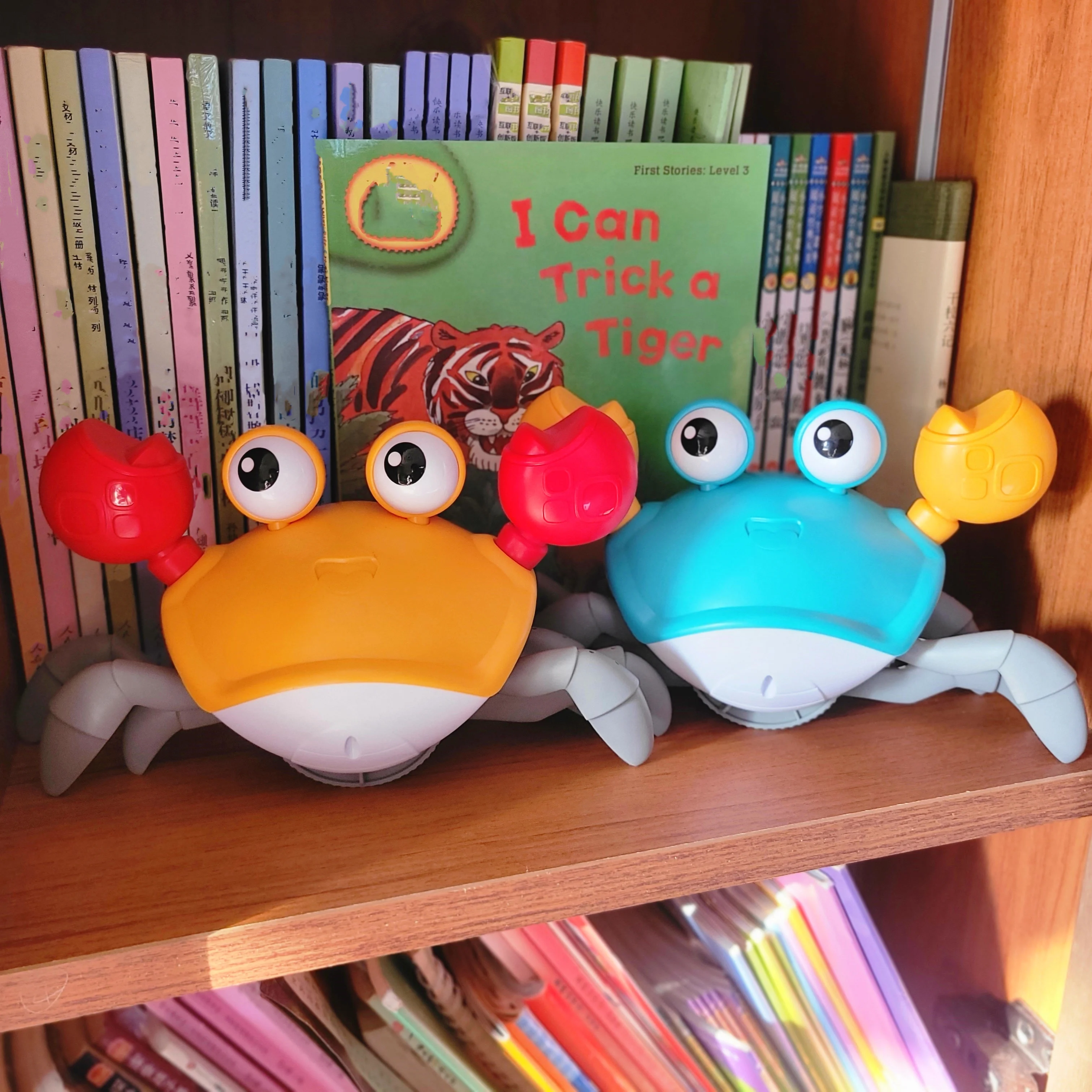 ของเล่นปูคลาน RUNJIAER สำหรับเด็กวัยเตาะแตะ ของขวัญวันเกิด มีไฟ LED และเสียงเพลง ควบคุมความเร็วได้ ช่วยให้เด็กทารกเรียนรู้การคลานด้วยเสียง