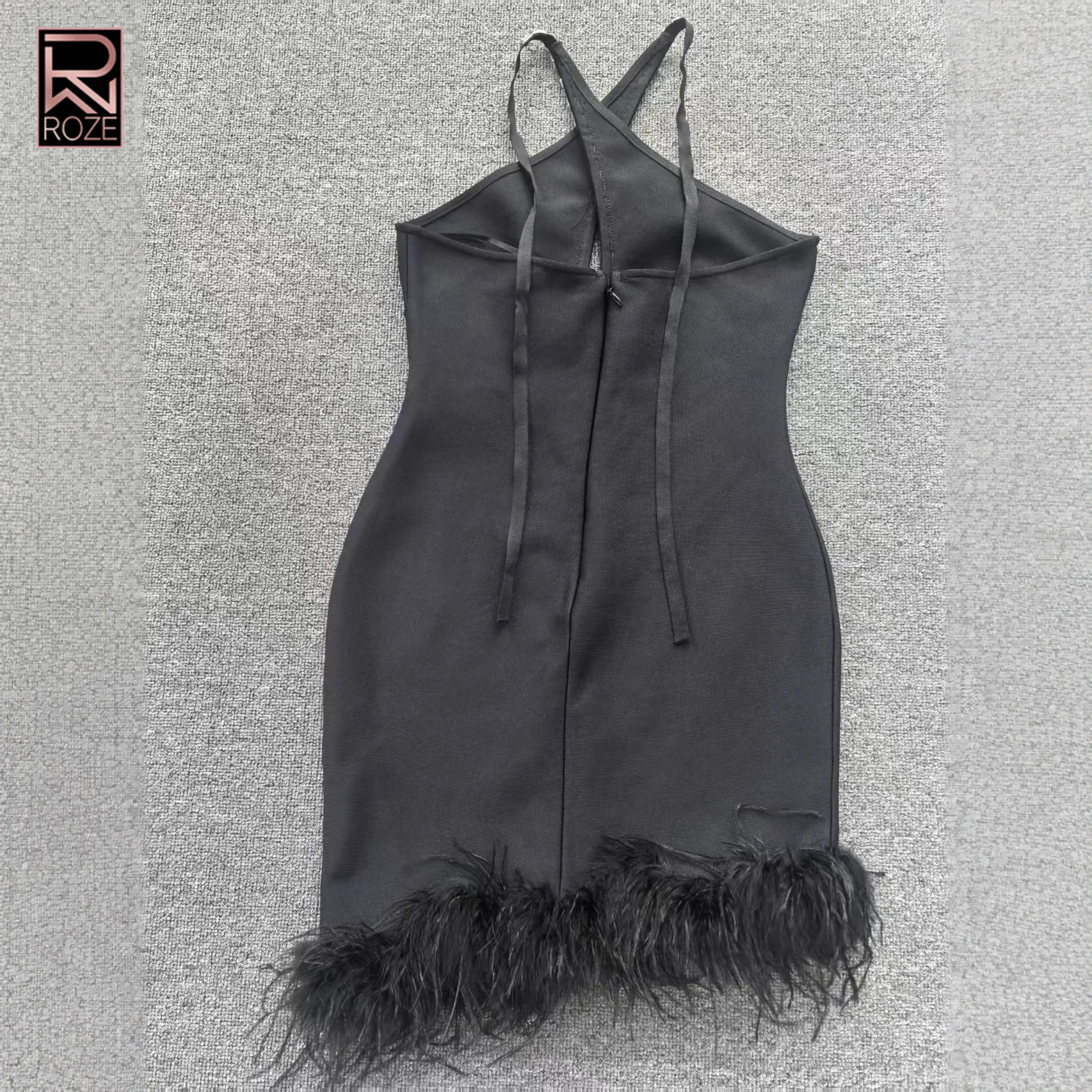 블랙 홀터 밴디지 드레스 - 깃털 장식 & 크리스탈, 새해 갈라 드레스