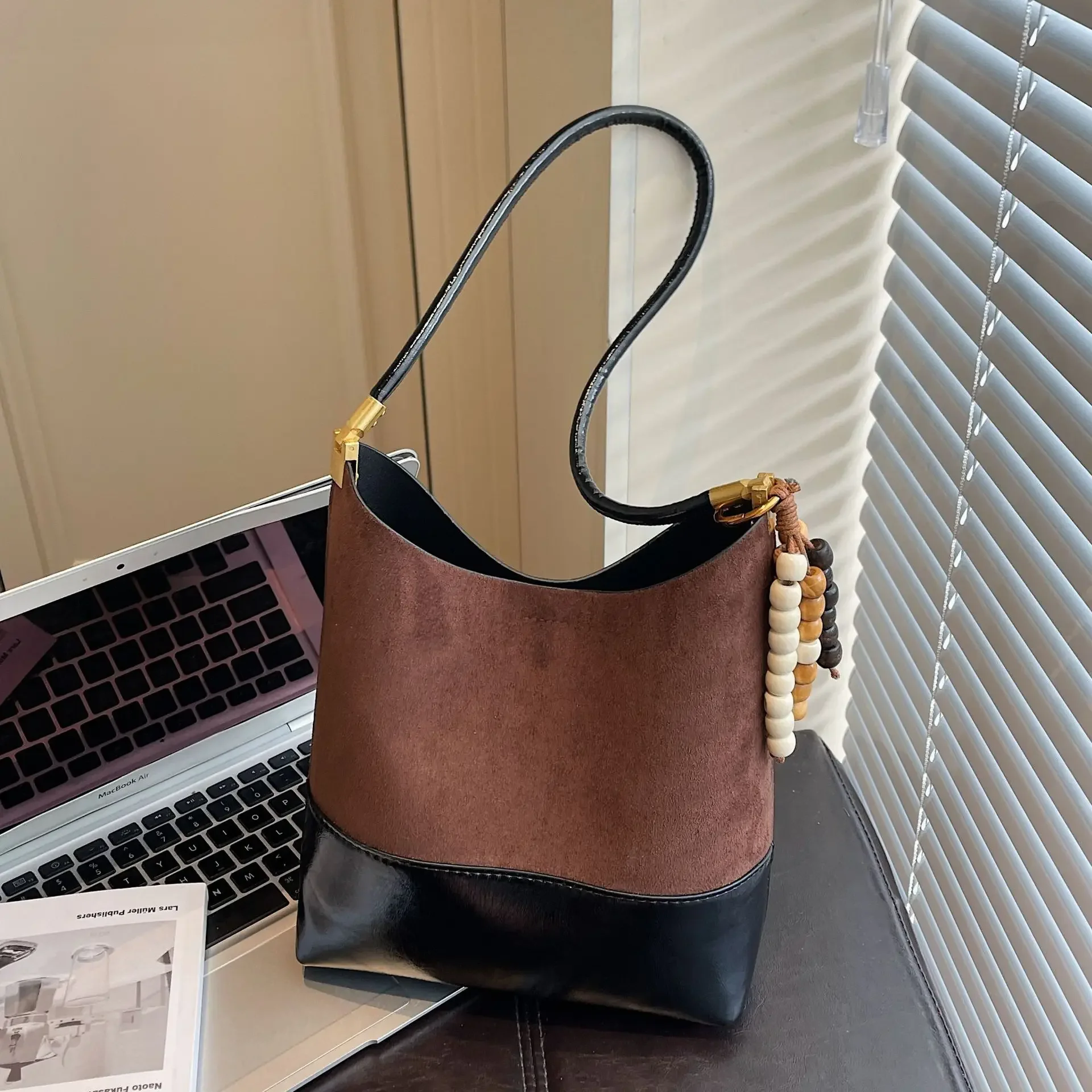 

Suede Retro Bucket Bag Women's 2025 New Bag Women's High-end Shoulder Armpit Bag Commuter Mother and Child Bag