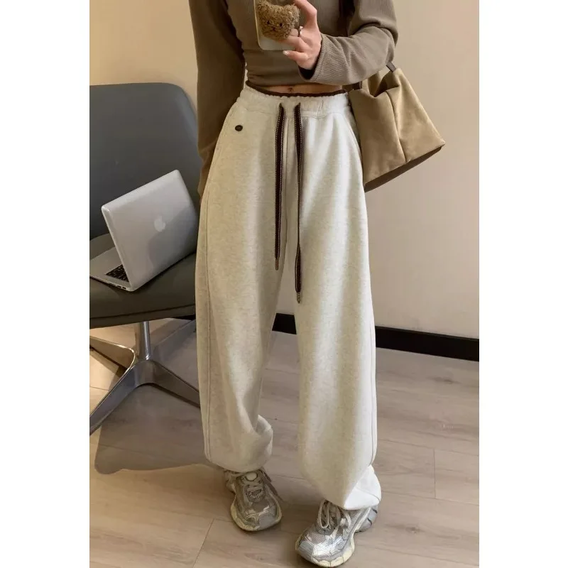 Calça de moletom cinza esportiva de veludo 2025 outono e inverno novas calças casuais soltas e drapeadas leggings para mulheres