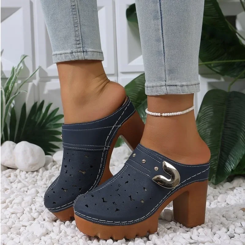 Damen Cut-Out Plateau-Mules mit klobigem Absatz, rutschfeste Metallschnalle, geschlossene Zehenpartie, atmungsaktive Slip-on High-Heel Clogs für den Alltag – Detail 3