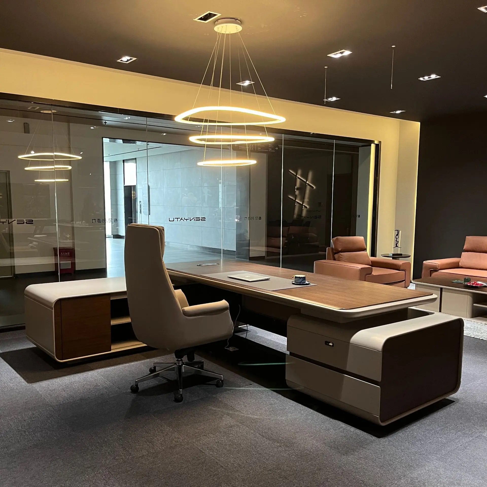 2025 new high-end light luxury boss table simple modern president table general manager office desk with lights