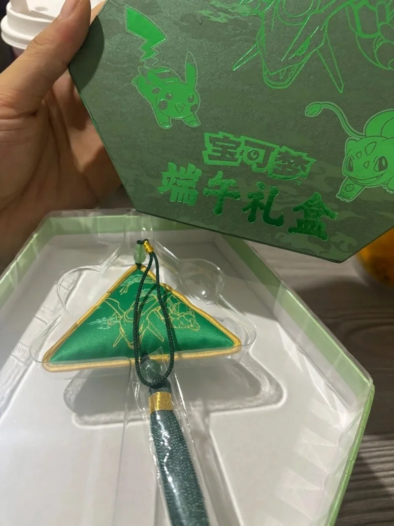 Venda quente genuíno pokémon cartão limitado caixa de presente loong barco festival inclui marcador de metal zongzi pingente 151wang saco gordo presentes