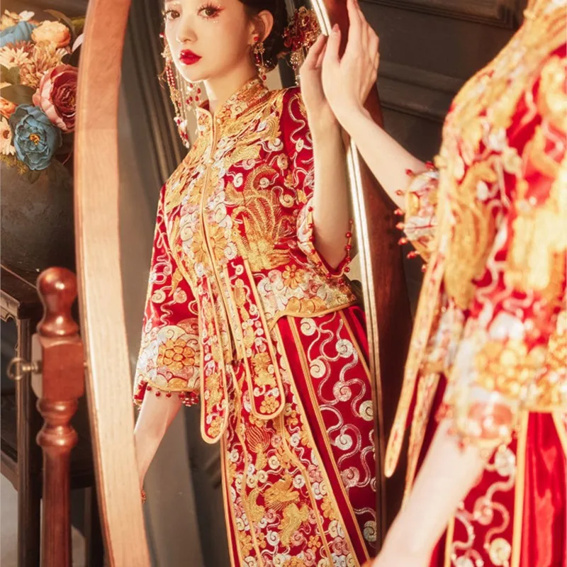 The new style of dragon and phoenix gown is a traditional Chinese dress for wedding toasting