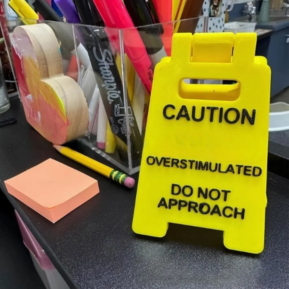Mini Yellow Plastic Caution Desk Sign Funny Tabletop Decor "Overstimulated Do Not Approach" Small Warning Table Sign For Office Desktop Ornament