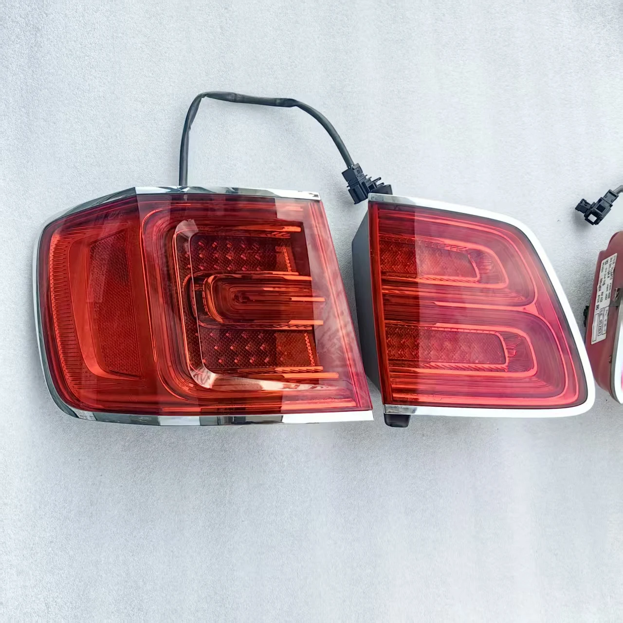 Car LED Left Tail Light Assembly for Bentayga 2016-2020 Red Lens 24V 25W Tail/Backup/Turn/Stop/Warning/Brake Lamp