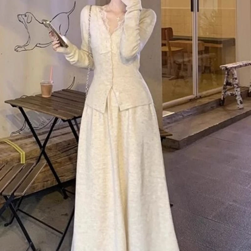 Abito da donna alla moda ed elegante 2025 Abito a due pezzi con gonna lunga con cuciture in pizzo autunnale