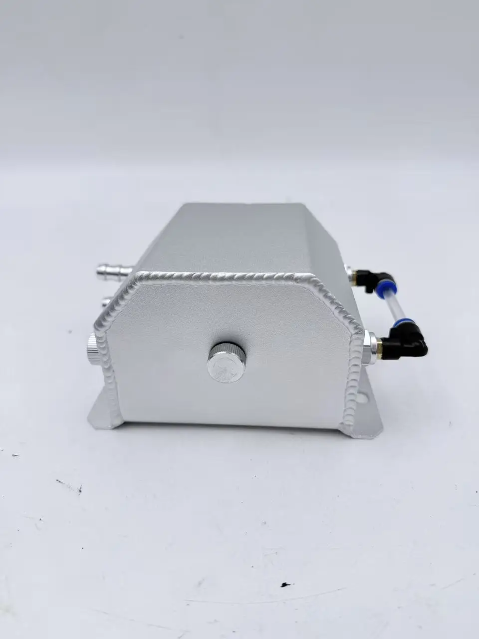 1L Universal Aluminum Oil Catch Can Tank, Baffled Oil Separator Reservoir Pot with Level Indicator for Car Engine Modification - view 4