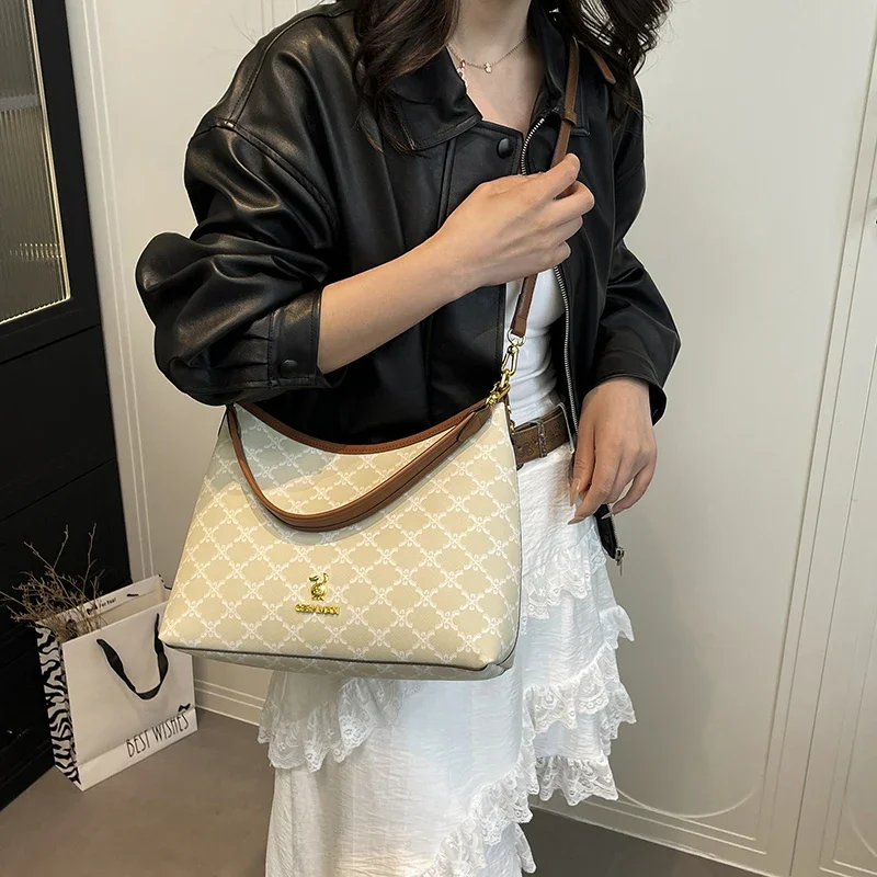 

Minimalist Classic Handbag For Women As A Crossbody And Shoulder Bag With Large Capacity For Use As A Stylish Diaper Bag