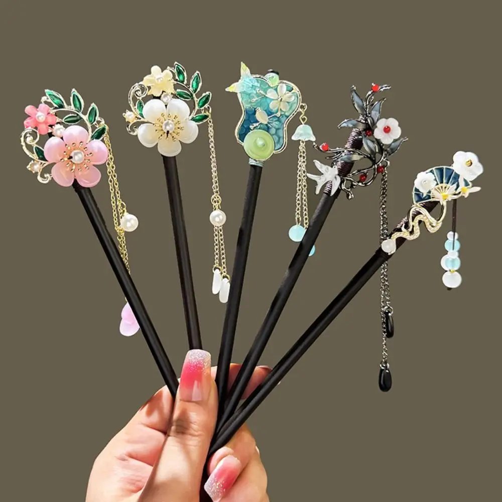 Elegant Chinese Style Flower Hair Sticks Handmade Vintage Hair Chinese Tassel Wooden Hair Forks Retro Hair Clips Photograph