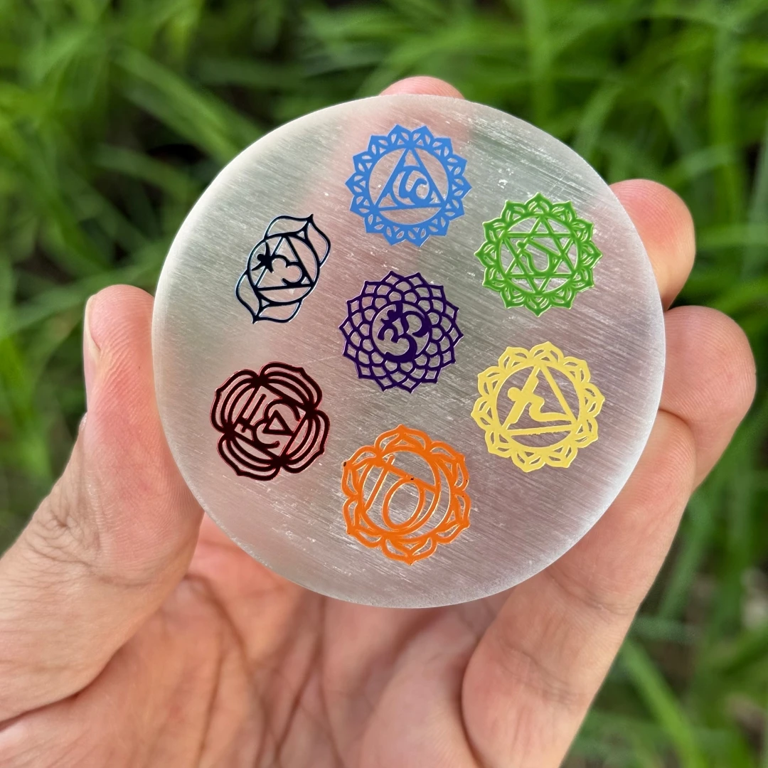 Plaque de charge en sélénite 7 chakras, pierre de guérison en cristal de gypse naturel pour la méditation Reiki et la décoration