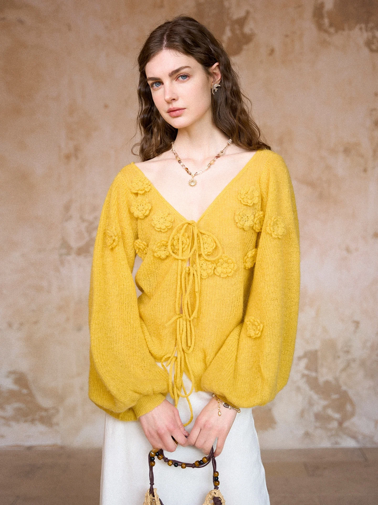 

Вязаный шерстяной кардиган Miorastudio в винтажном лимонно-желтом цвете с V-образным вырезом, ручной работы, в стиле Lazy Elegance, для женщин