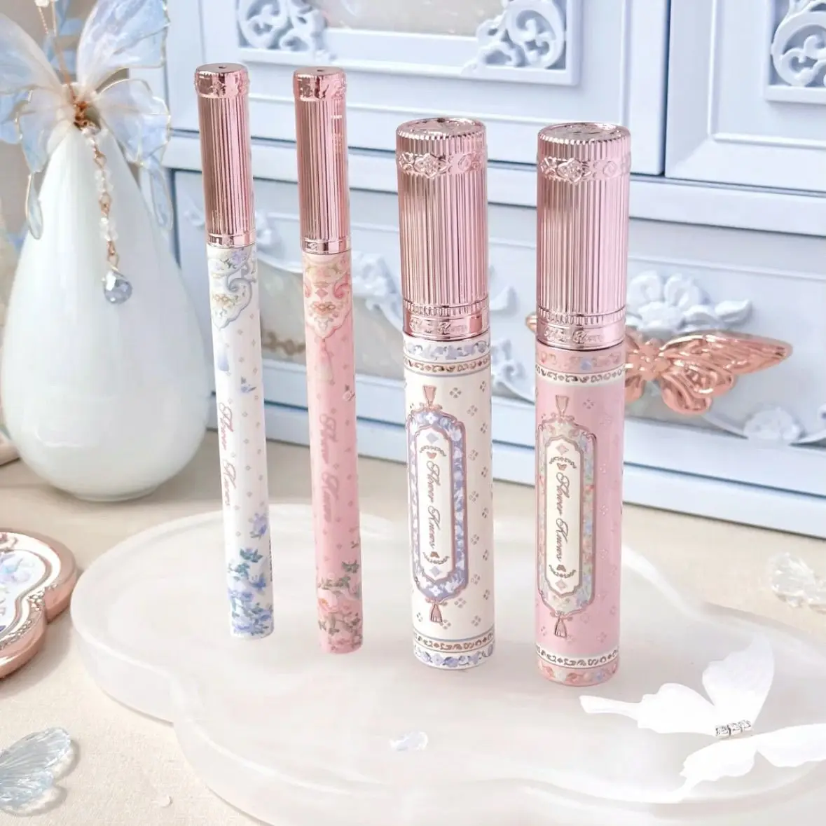 Flower Knows Butterfly Cloud Mascara d'épaule Caractéristiques une tête de brosse en silicone longue bouclée et épaisse marron foncé noir ne tache pas
