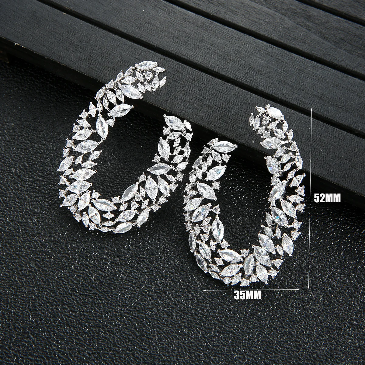 HIBRIDE Premium Dazzling U-shaped Leaf Earrings Women's Daily Dress Decorative Jewelry Wedding Prom Party Bridal Gift E354