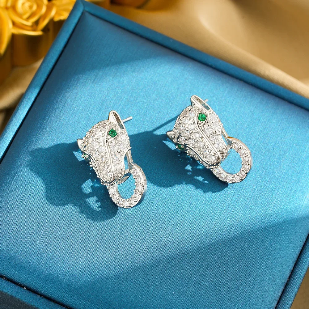 2025年、頑丈な女性用銅製ネックレスにわずかに本金メッキが施され、Instagramで絶妙で人気です。