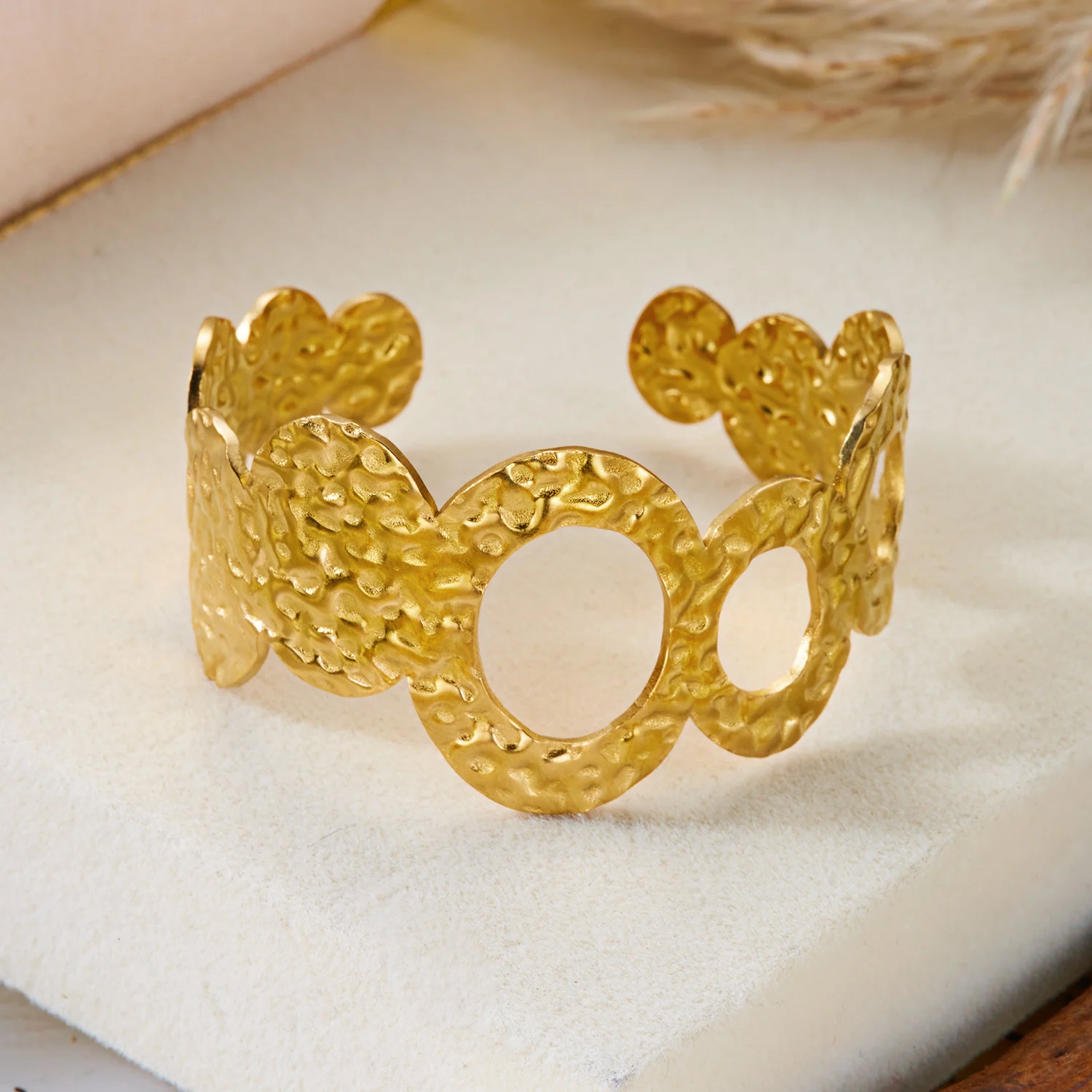 Vintage Korallen-Edelstahl-Armreifen für Damen und Herren, Überdimensionierte Metall-Armreifen in Goldfarbe, Runde Manschetten-Armreifen, Sommer-Handgelenkschmuck – Detail 5