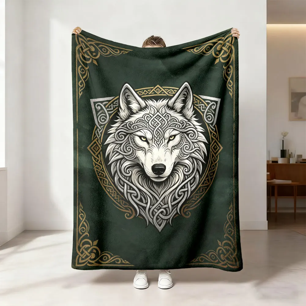 230g flannel blanket with a green background and a Celtic flower suitable for all seasons and ideal as a gift