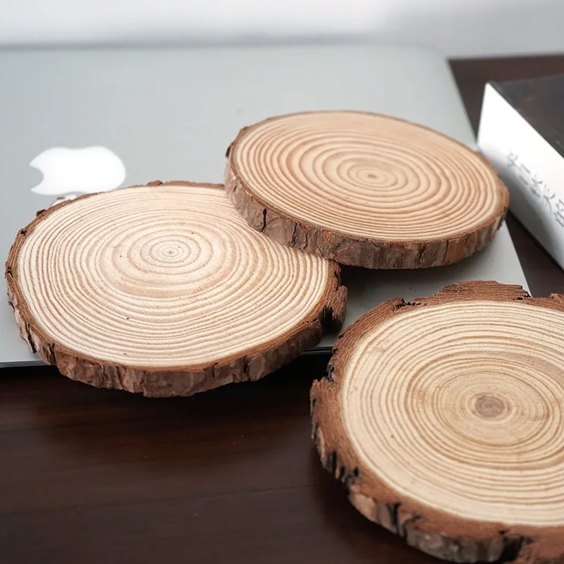 1 قطعة شريحة الخشب الطبيعي كوستر شجرة الصنوبر حلقة الركيزة الثقافية الإبداعية يدويا تخدم صينية حامل رقائق خشب الصنوبر الحلي