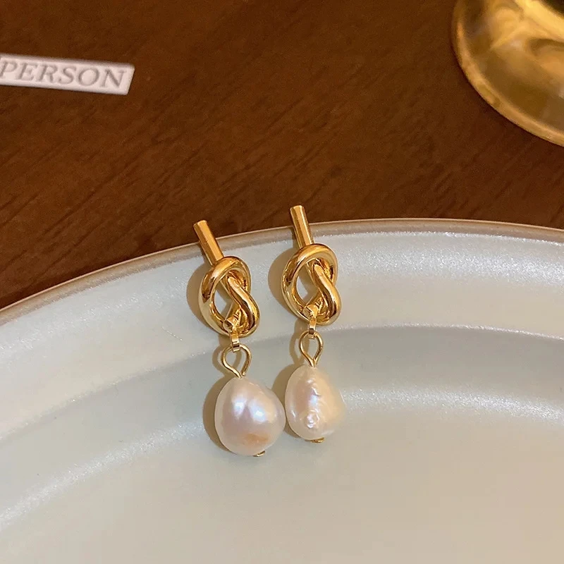 2026 New French Elegant Gold Color Bean Spliced Flat Pearl Earrings for Korean Fashion Jewelry Party Women\'s Sweet Accessories