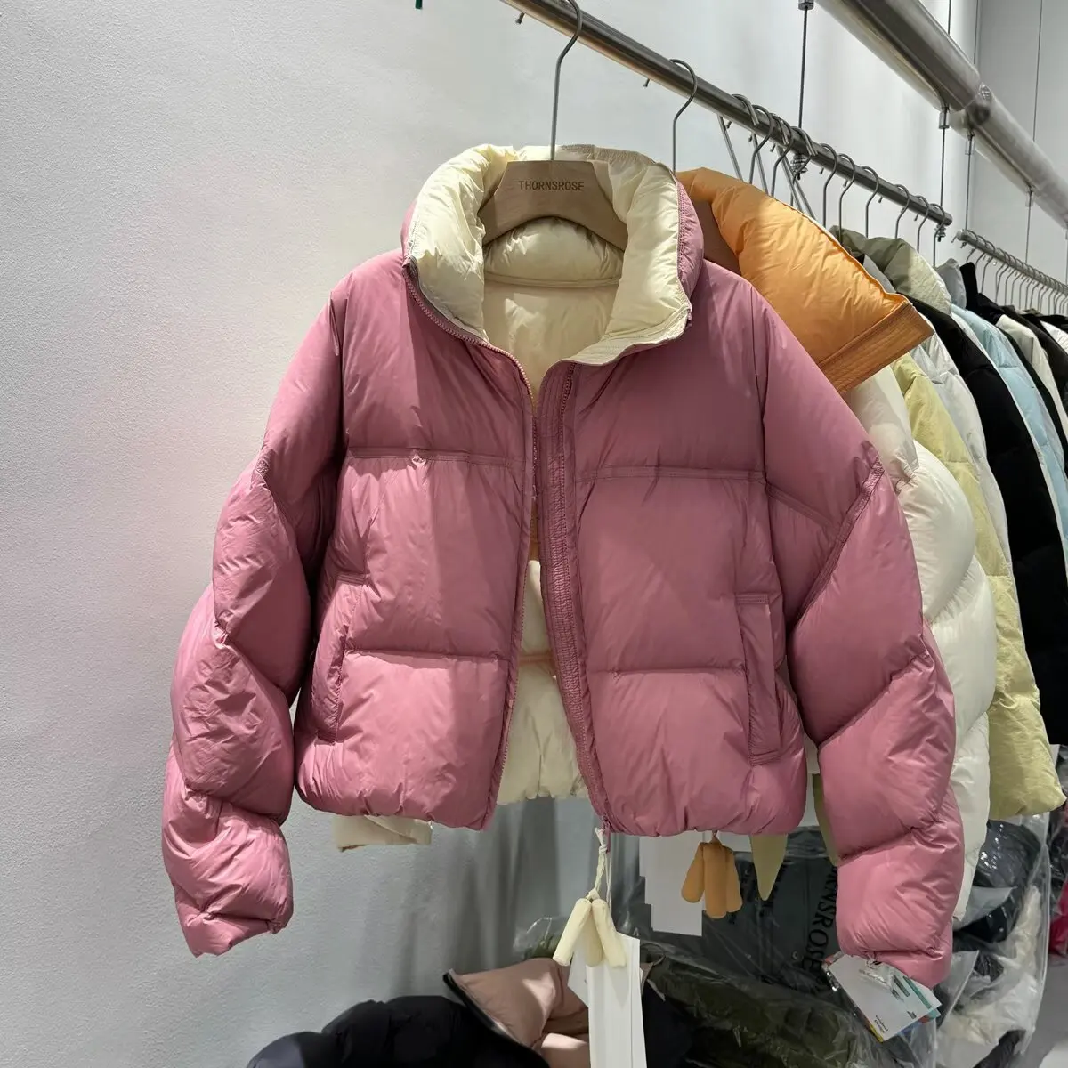 سميكة الشتاء نمط جديد عادية كتلة اللون معطف قصير الوقوف طوق الخبز نمط ملابس خارجية لشخصيات صغيرة في 2025 #3