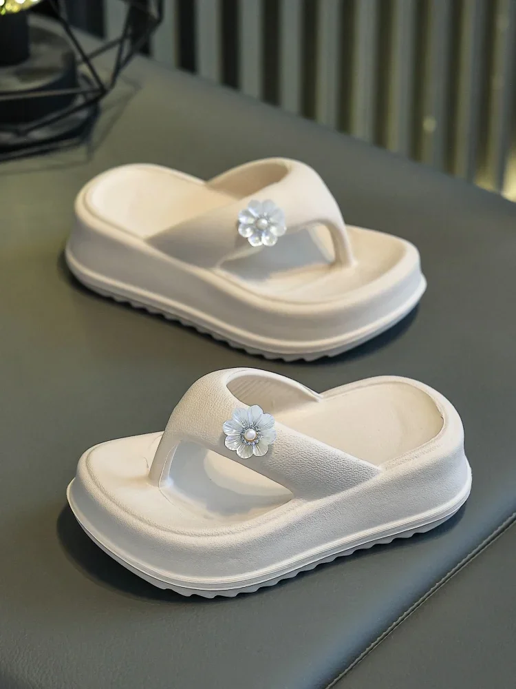 Neue Plateau-Flip-Flops für Damen im Sommer, Größe erhöhen 2025, neue Strandhausschuhe am Meer