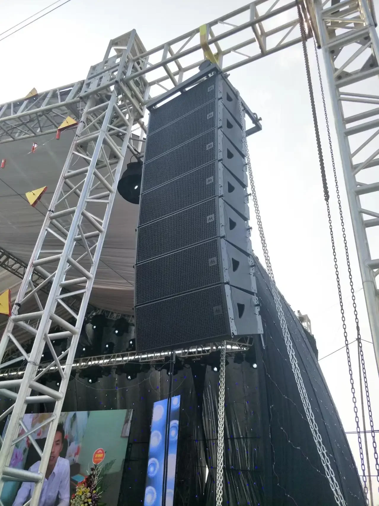 Dual 10-inch line array speakers
