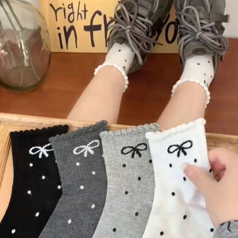 4 أزواج من الجوارب النسائية الجديدة مع نقاط منقطة وقوس الربيع والخريف كومة الجوارب العصرية اليابانية كوريا نمط منتصف العجل الدانتيل الجوارب