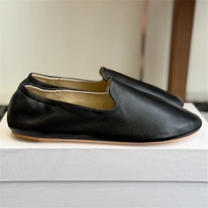 The new loafers are made of soft calf leather and have elegant leather soles. The classic round toe shoe shape and elastic heel