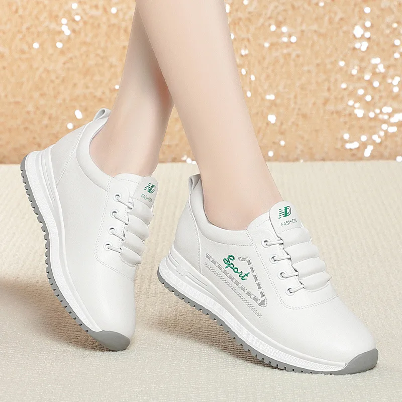 

Spring Autumn Soft Sole Velvet Little White Shoes Women's New Sports Casual Middle-aged Elderly Sneakers Flat Leather Shoes