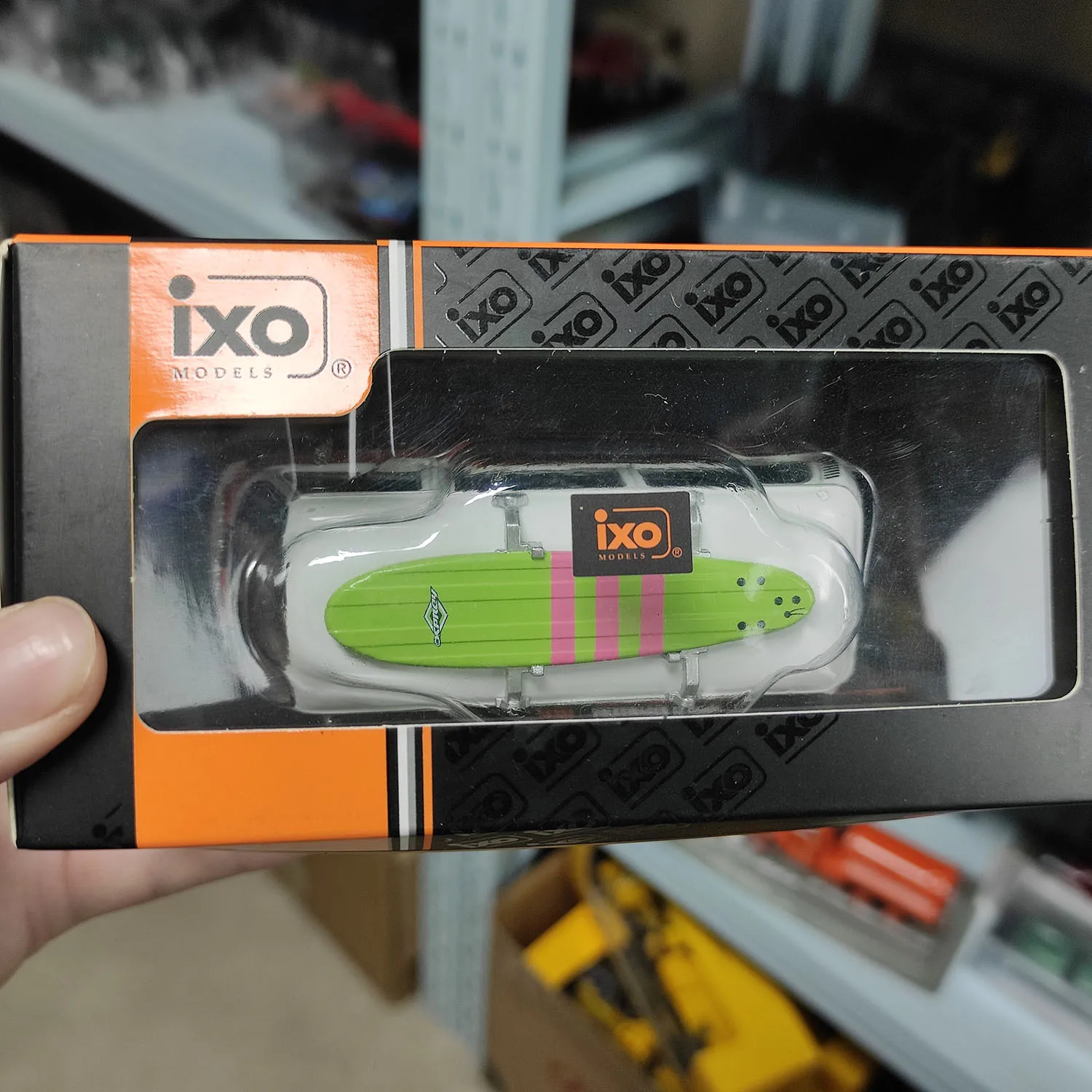 Fotografia 4: Diecast IXO Escala 1:43 VW T2 Station Wagon 1975 Modelo de carro em liga